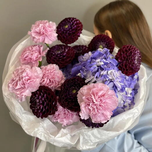 Букет с цветами 711 из георгинов, гортензии и гвоздик