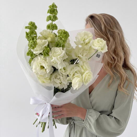 Букет «Марсель» с маллюцелой и эустомой от XOFLOWERS