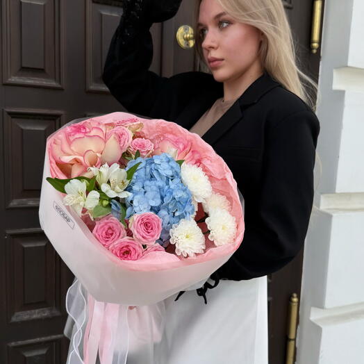Букет с гортензией, розами для девушки, жены, мамы, супруги, подруги на первое свидание, день рождения, юбилей, выписку