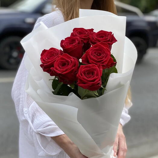 Розы бордовые 7 шт в упаковке