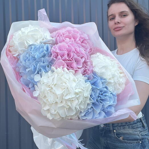 Роскошный WOW букет из пышных гортензий в лаковой упаковке