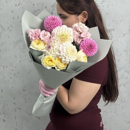 Георгины, кустовые розы и эустомы