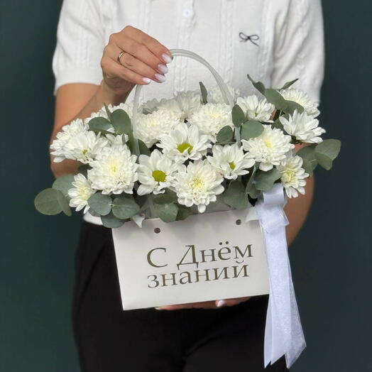 Композиция с кустовой хризантемой и эвкалиптом в сумочке с наклейкой " С Днем знаний"
