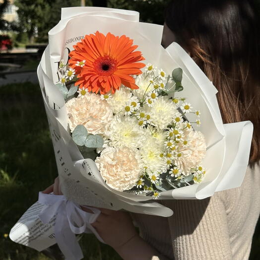 Букет с яркой герберой