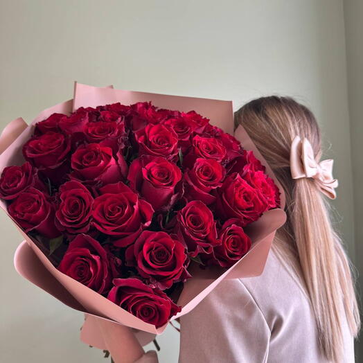 35 бордовых роз