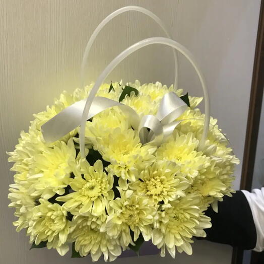 Композиция из кустовых махровых кремовых хризантем в сумочке
