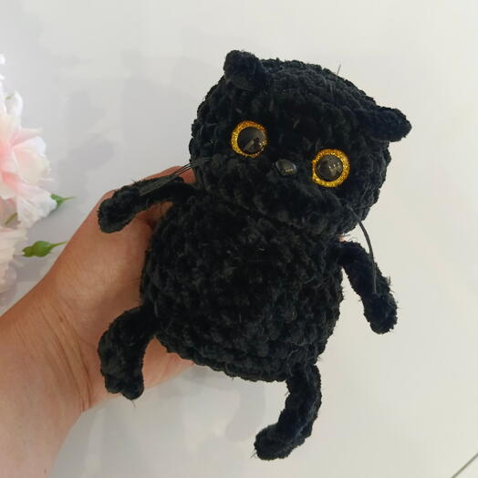 Игрушка мягкая котик черный вязаный