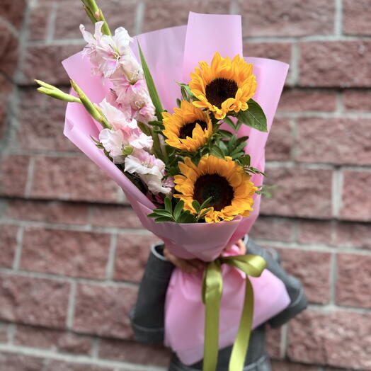 «Энергия и нежность: розовые гладиолусы, подсолнух и писташ» 🌸🎀