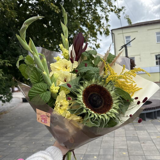 Букет в шоколадных оттенках с подсолнухом