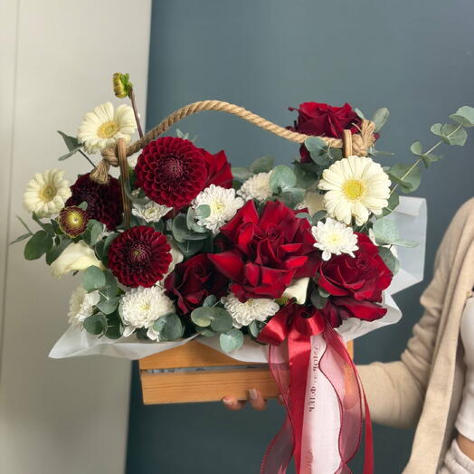 Композиция с ярким акцентом 🌹