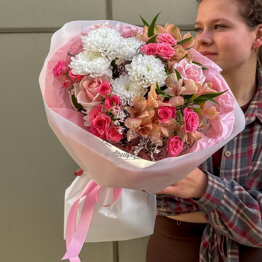 Дофаминовый Авторский букет «be happy» с розами, альстромерией и хризантемой + сладкий подарок 🎁