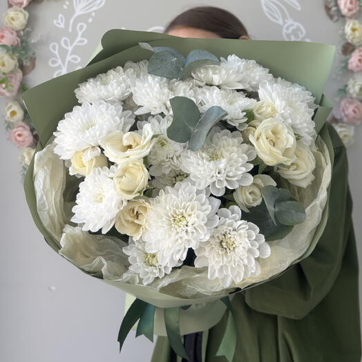 Букет с кустовой белой хризантемой, белой кустовой розой, эвкалиптом(14) (10)