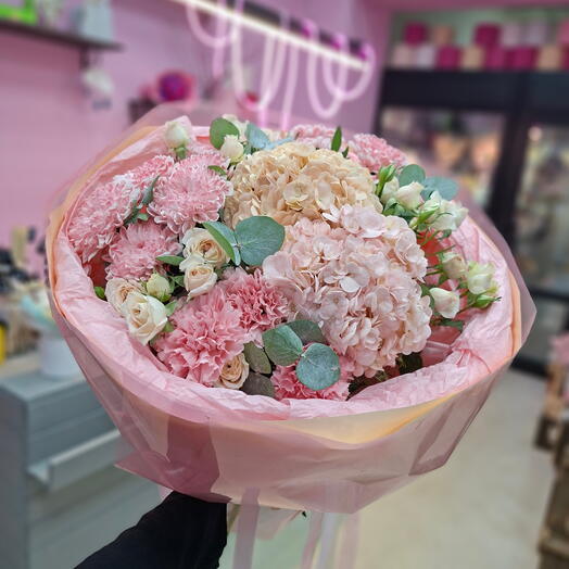 Стойкий пышный букет с гортензиями и кустовой розой