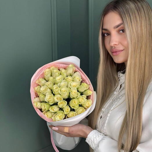 Моно букет из 35 белых роз