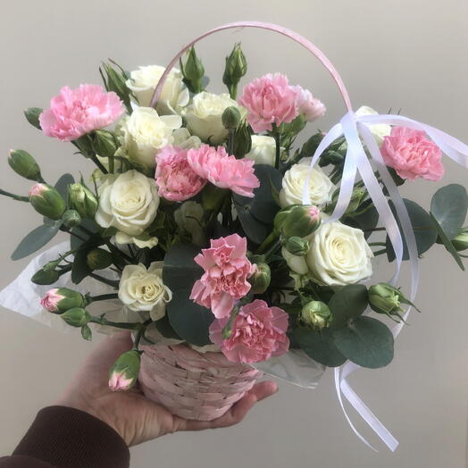 Кустовые гвоздики и розы с эвкалиптом💕