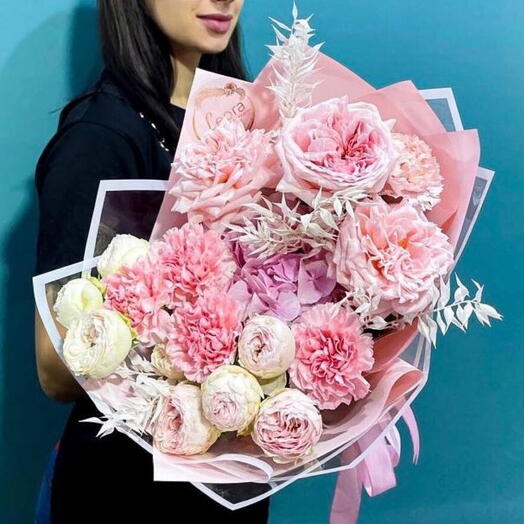 Букет из пионовидной розы Хитоми и диантусами. Авторский букет 5115. Leoraflowers