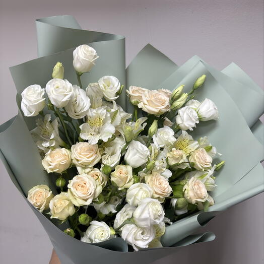 Букет из эустомы с кустовыми розами💕