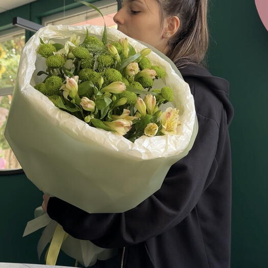 Сборный букет из 4 альстромерии , 2 кустовых хризантем и 2 паникумов