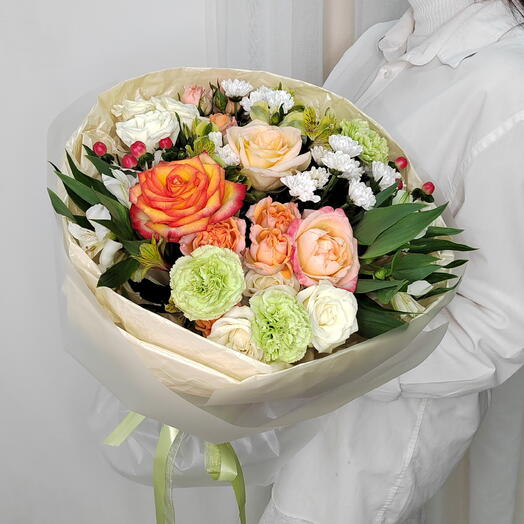 Готовый осенний букет с кустовой пионовидной розой, стойкими гвоздиками и альстромерией