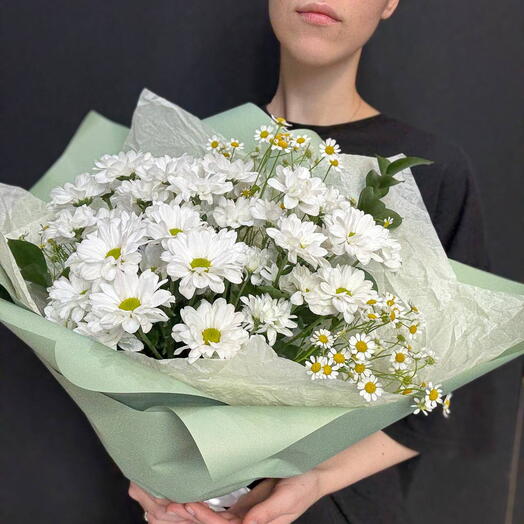 Букет из хризантемы и ромашек