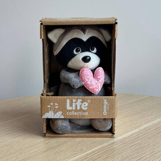 Мягкая игрушка Енот Life Collection 18 см в коробке / Плюшевый енот с сердцем в подарок