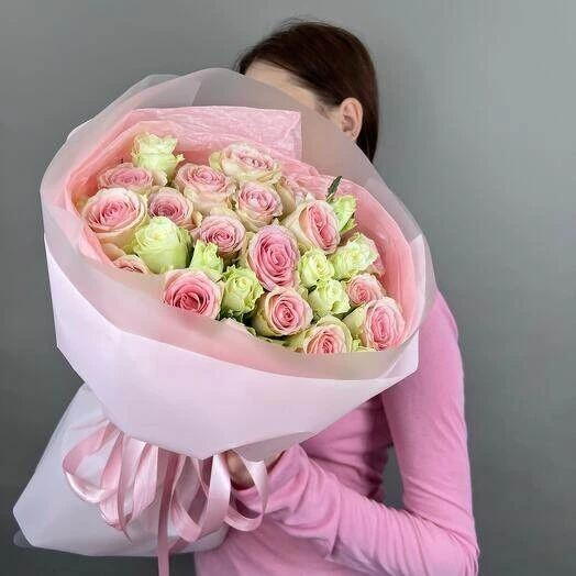Букет из 35 бело-розовых роз Кения