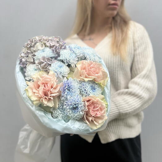 Французские розы,голубая кустовая хризантема и гортензия в букете «Гламур»