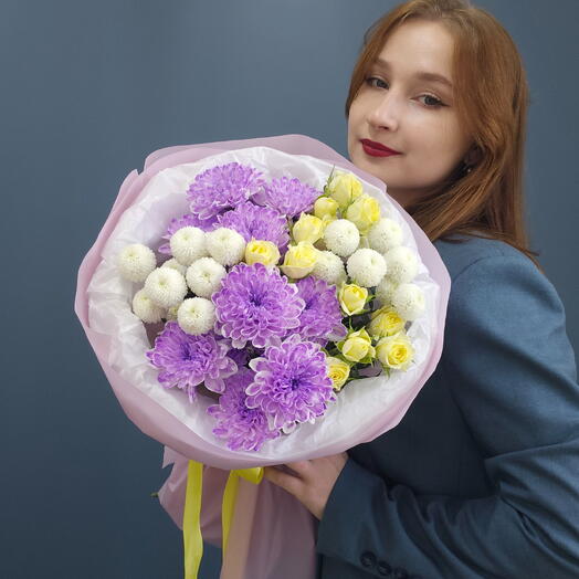 Букет с желтыми кустовыми розами и фиолетовой кустовой хризантемой