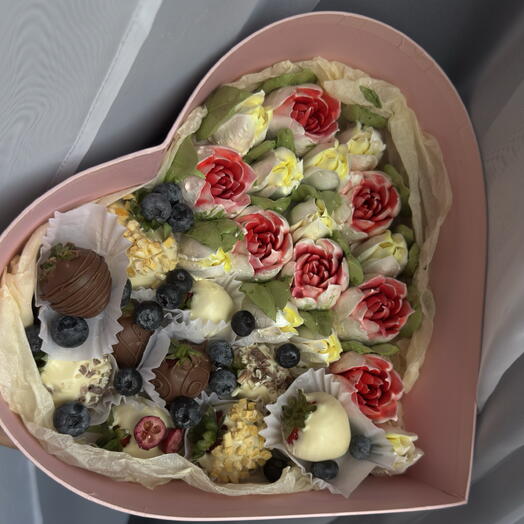 Коробка сердце с клубникой в шоколаде и зефирными тюльпанами