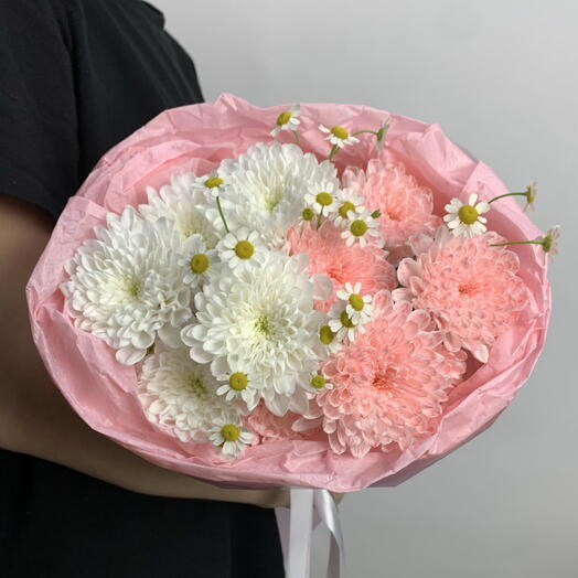 Букет-комплимент с кустовой хризантемой и ромашками