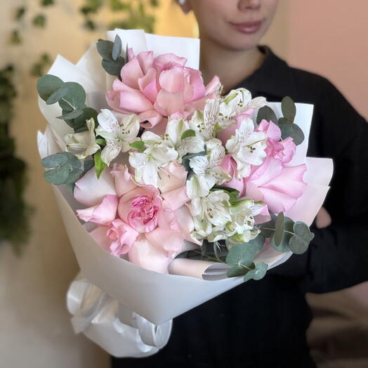 Букет Розовая Французская Роза, белая альстромерия и эвкалипт