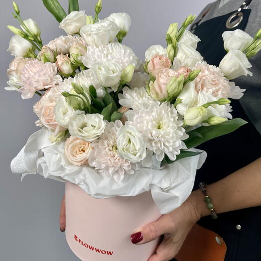 Flowwow фирменная шляпная коробка с эустомой и кустовой розой