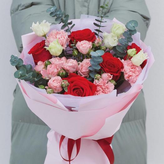 Ramo prefabricado con rosas y claveles