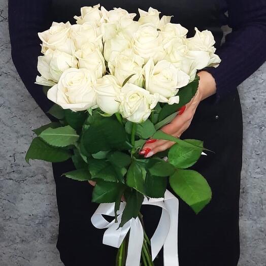 17 rosas blancas debajo de la cinta