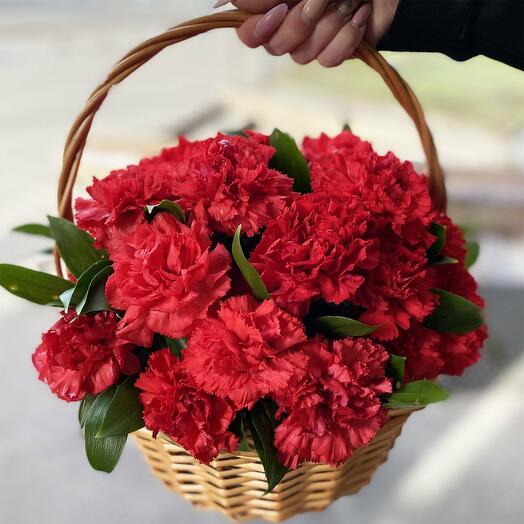 Cesta de claveles rojos