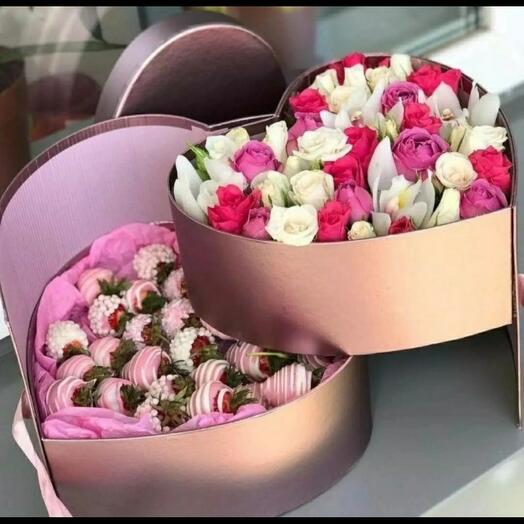 Сердце с цветами и клубничкой в ассортименте