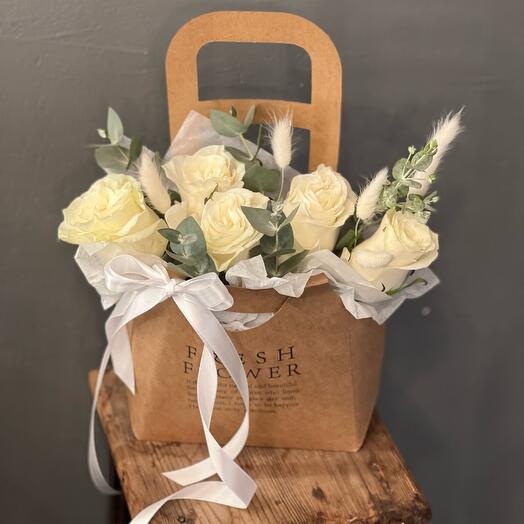 Rosas blancas en un hermoso diseño" Amado " mamá, hermana, amiga , colega, cumpleaños