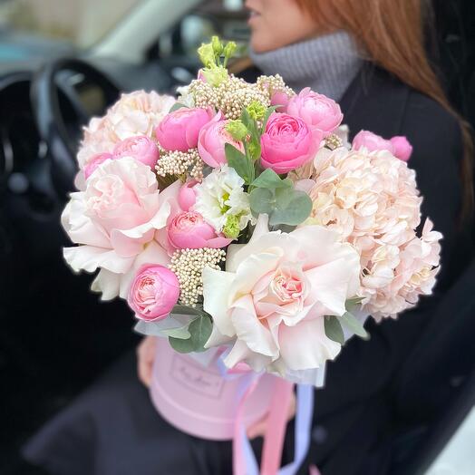 Caja de rosas francesas y hortensias