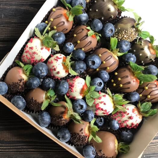 Set of chocolate-covered strawberries "Warm moment"