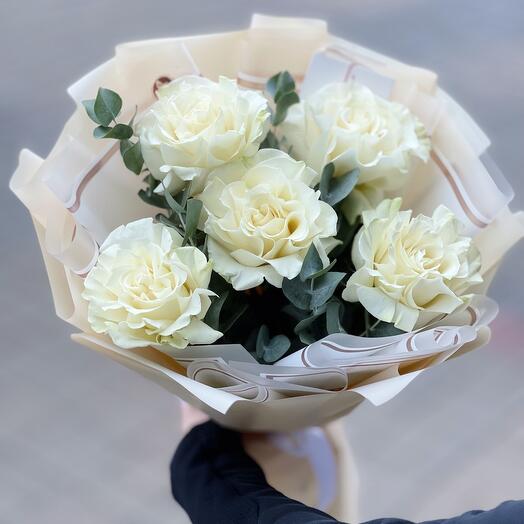 Rosas caladas con eucalipto