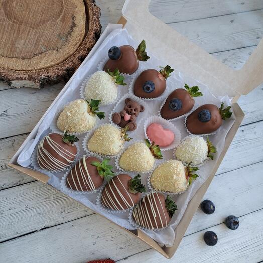 Chocolate-covered strawberries "Mimishnaya Lyubov"