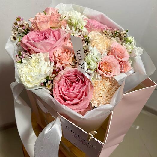 Букет з піоновіднимі трояндами