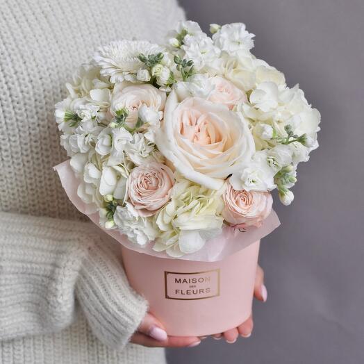 Цветы в коробке «Фиби» с пионовидной розой и маттиолой