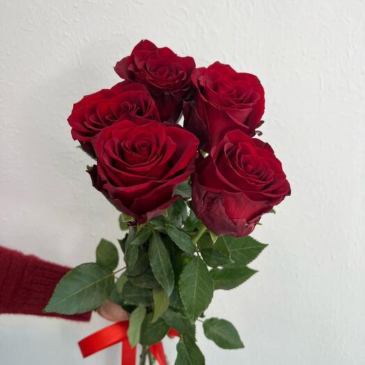Ramo de 5 rosas rojas 90 cm