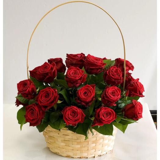 Корзина с розами 25 шт