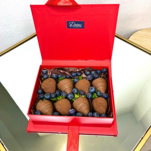Клубника в шоколаде с голубикой