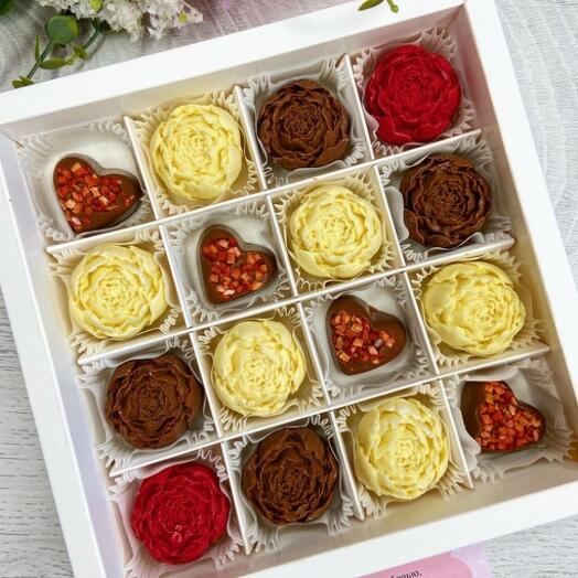 Шоколадные пионы и сердца с клубникой (16 шт)