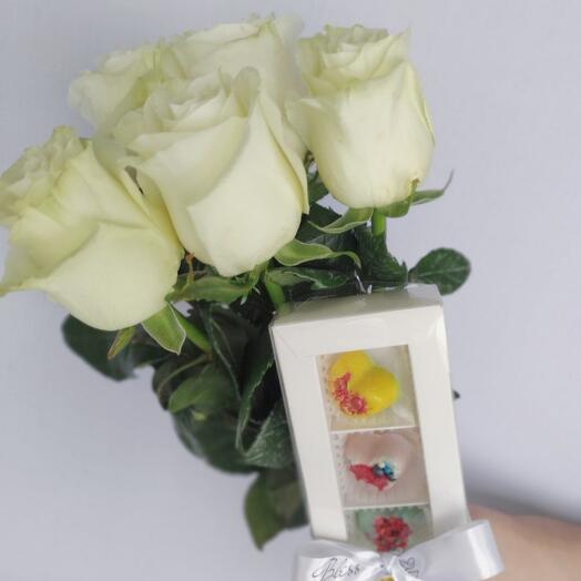 A set of Mondial roses and handmade chocolates made of Belgian chocolate