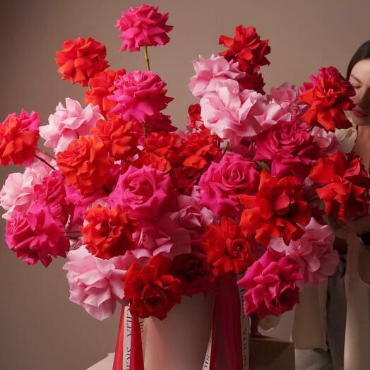 51 rosa enrollada en una Caja