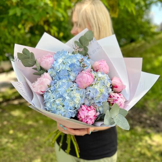 Нежная голубая гортензия с пионами Сара Бернар
